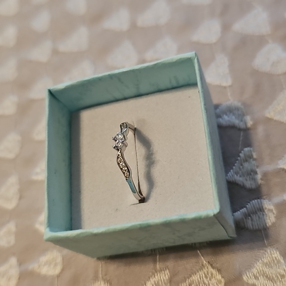 Elegant 925 Sterling Silver Women's Ring with Accent Zirconia Stones Sz 6 - Picture 2 of 4